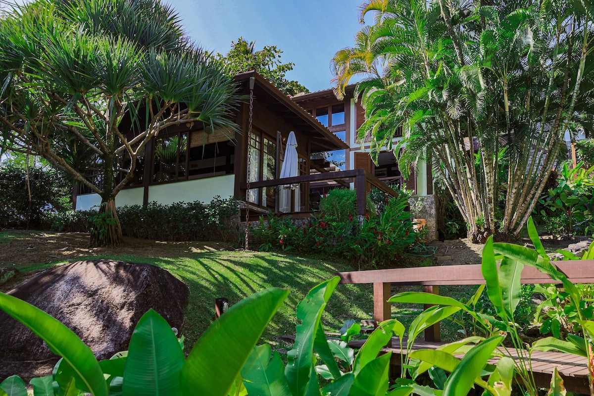 House with pool close to the beach in Ilhabela