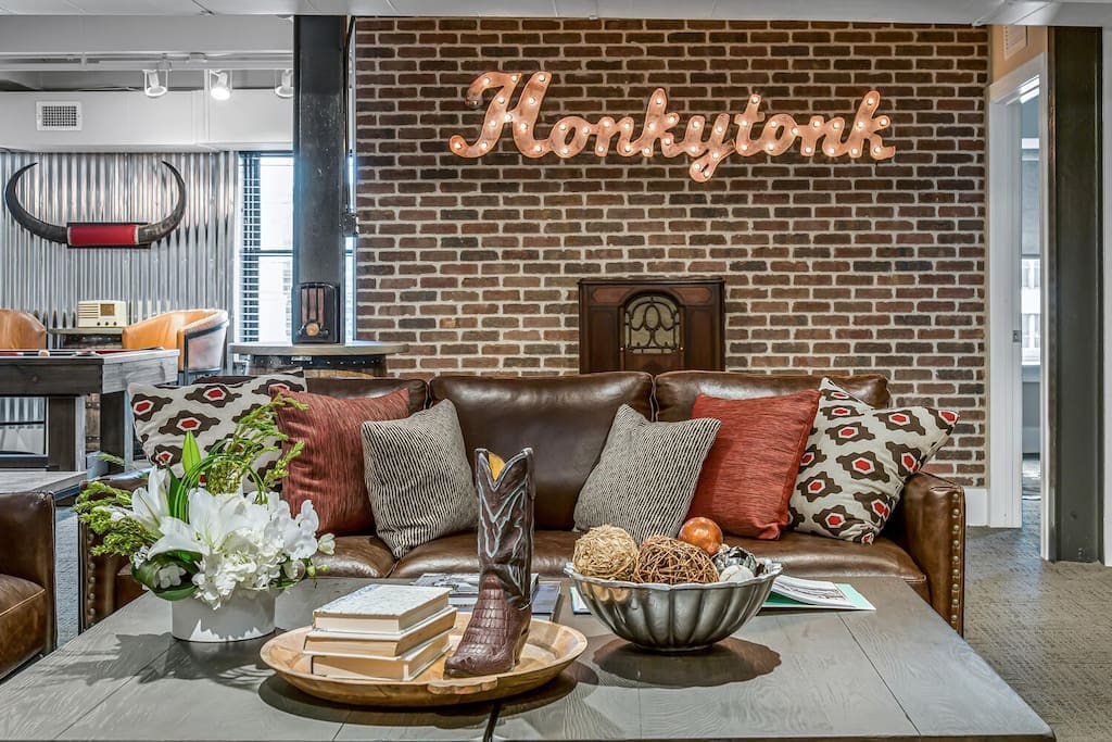 Honky Tonk套房，带台球桌， 6间卧室！