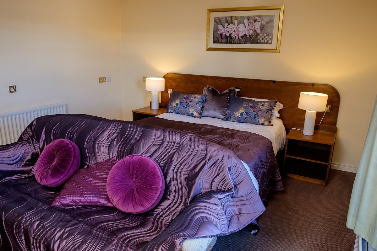 Superior Double room Ensuite at Charlemont Arms Ho