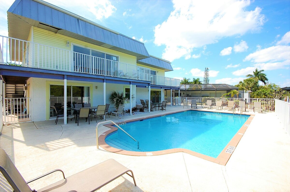 Sleeps 22, Private Pool, Walk to Beach!