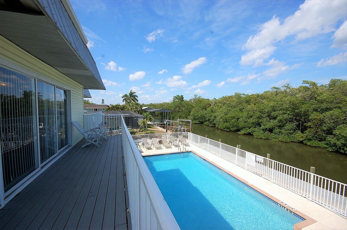 Sleeps 22, Private Pool, Walk to Beach!