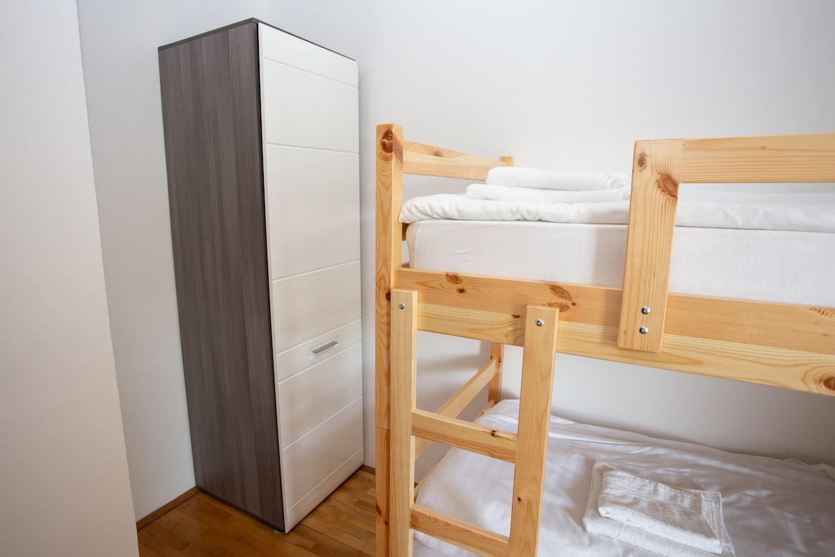 LakeBled旅舍带双层床和共用卫生间的房间