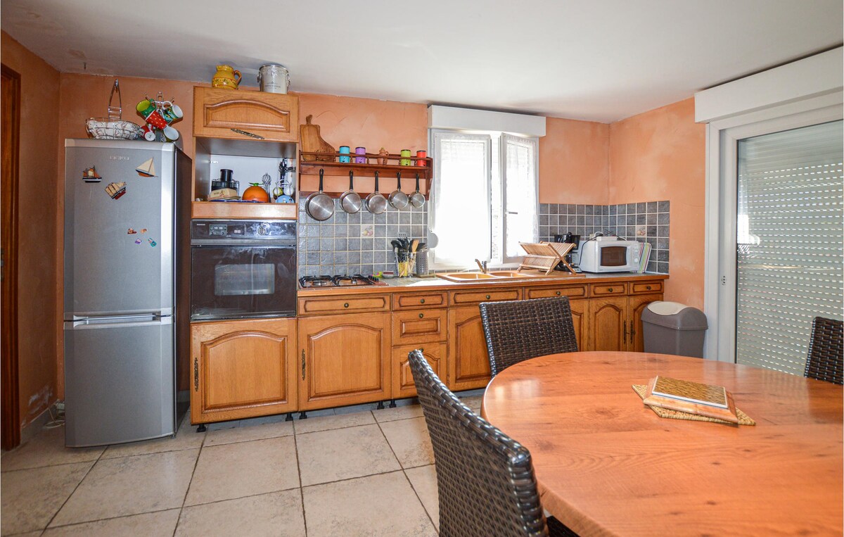 Gorgeous home in Mezzavia with kitchen