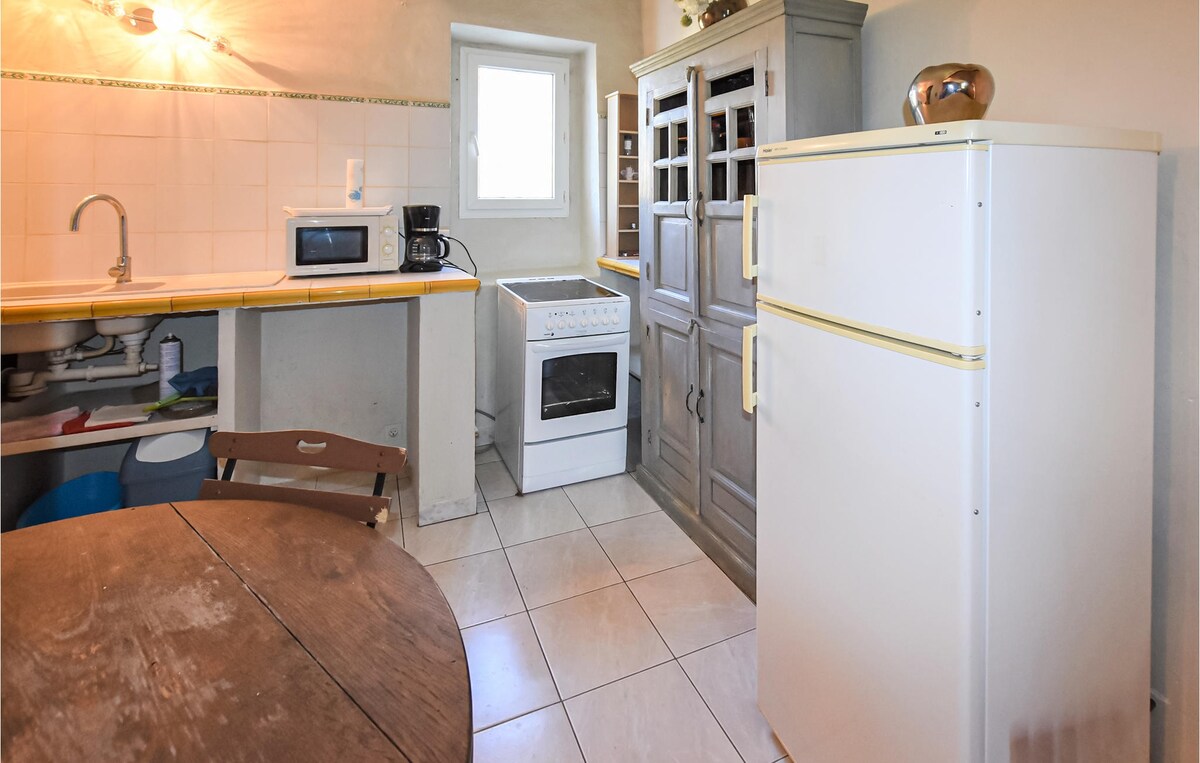 Nice apartment in Monteux with kitchen