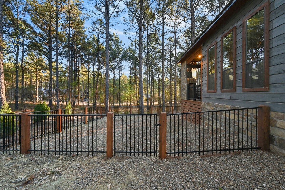 Fenced Yard, Pet-Friendly, Hot Tub, Firepit, Swing