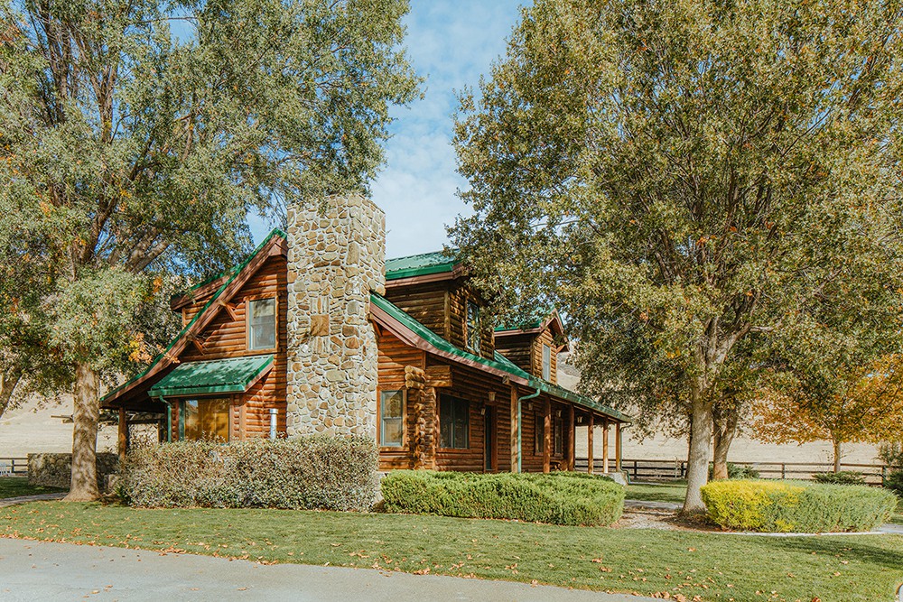 Beautiful Log Cabin near Pinnacles at Bar SZ Ranch