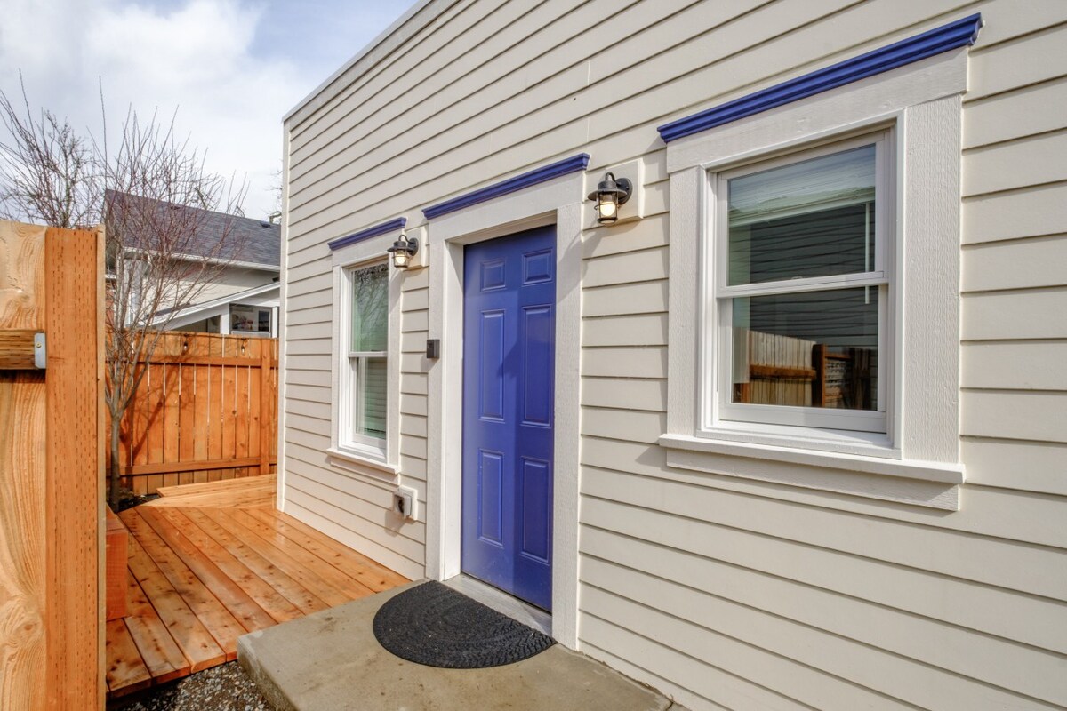 Brand New! Vine Street Carriage House