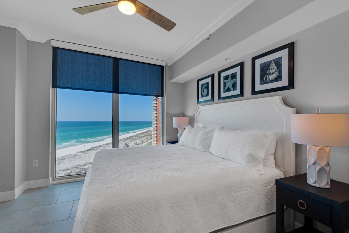 全新改造的豪华2卧室公寓，可欣赏全景海景，距离海滩仅几步之遥！