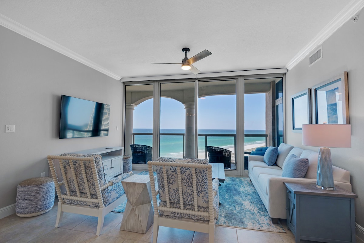 全新改造的豪华2卧室公寓，可欣赏全景海景，距离海滩仅几步之遥！