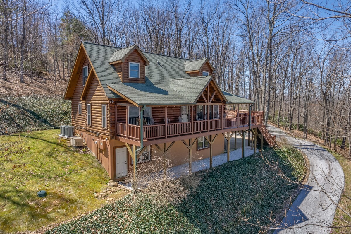 Bears Den with Mountain Views and Pet Friendly