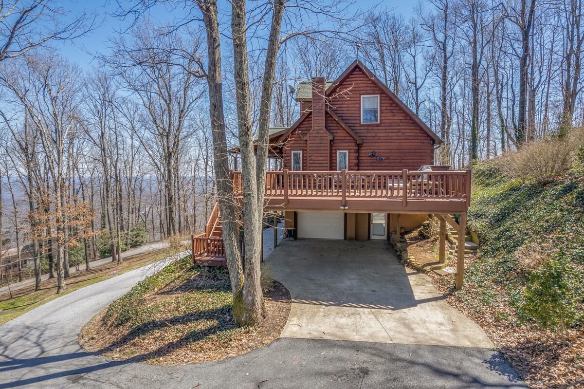 Bears Den with Mountain Views and Pet Friendly