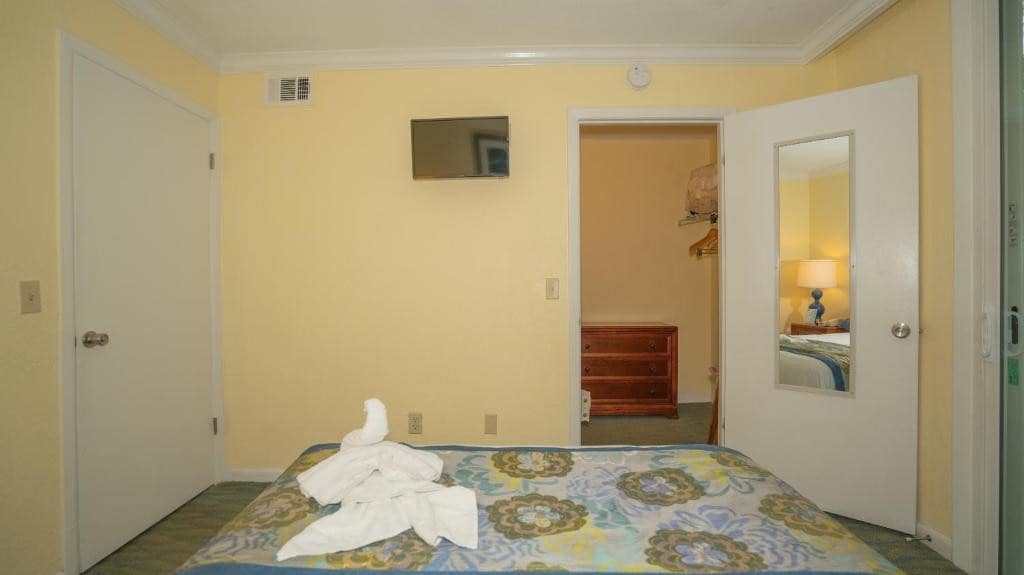 2BR Suite w/ Furnished Patio! Pools, Game Room!