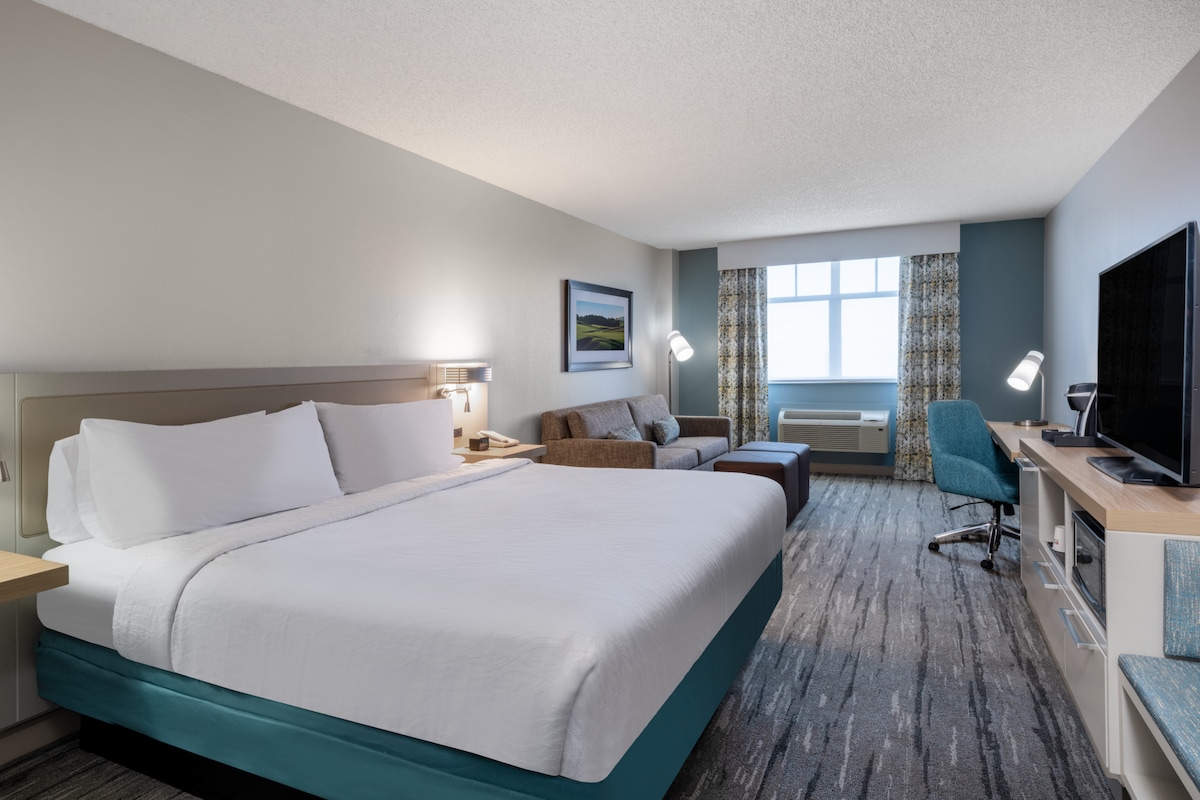 Guest Room with 1 King Bed at Hilton Garden Inn Jacksonville Ponte Vedra Sawgrass