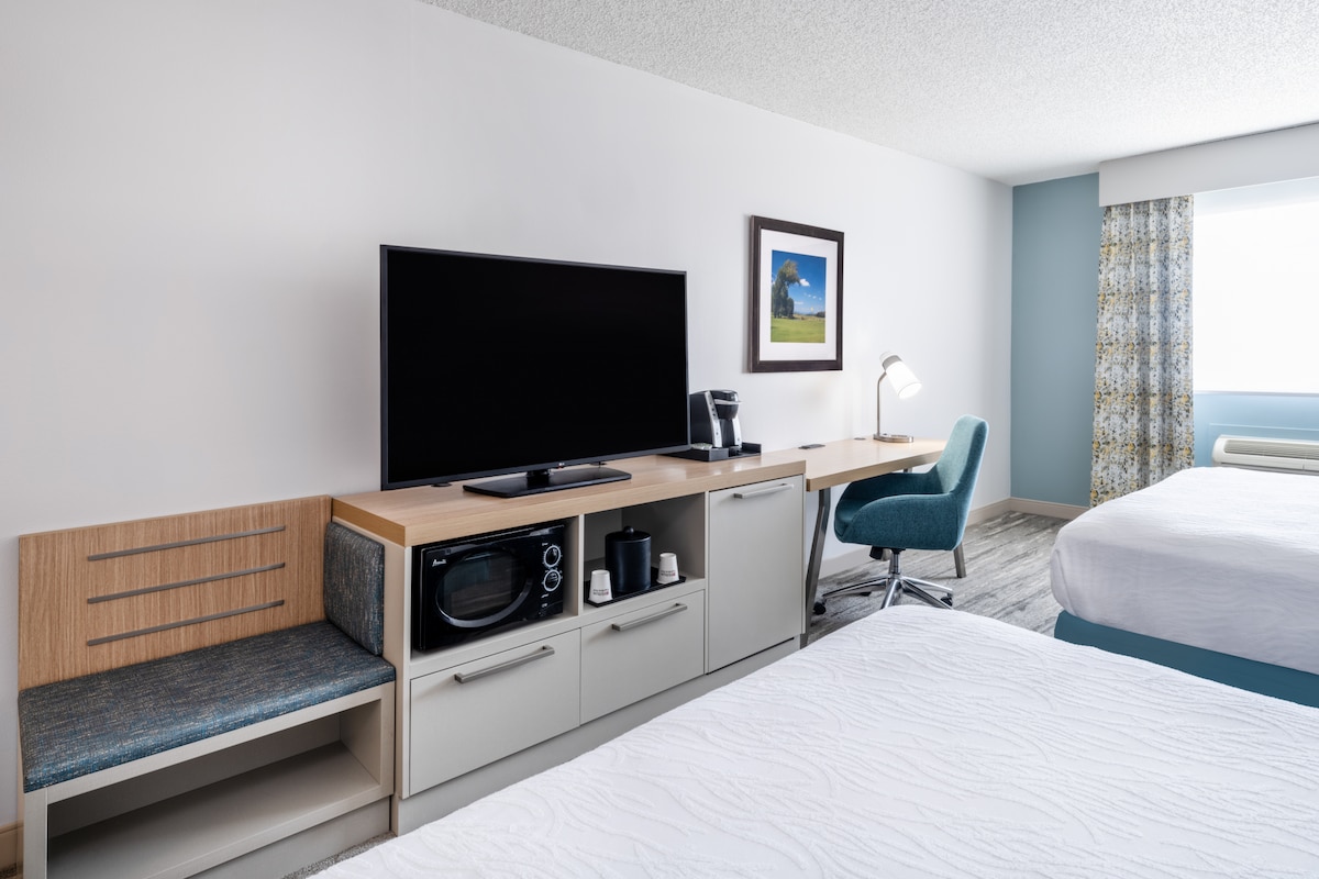 Hilton Garden Inn Jacksonville Ponte Vedra Sawgrass配备2张标准双人床的客房