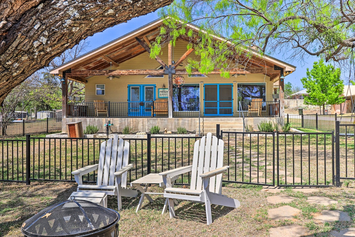 Charming Burnet Cottage w/ Lake View + Porch!