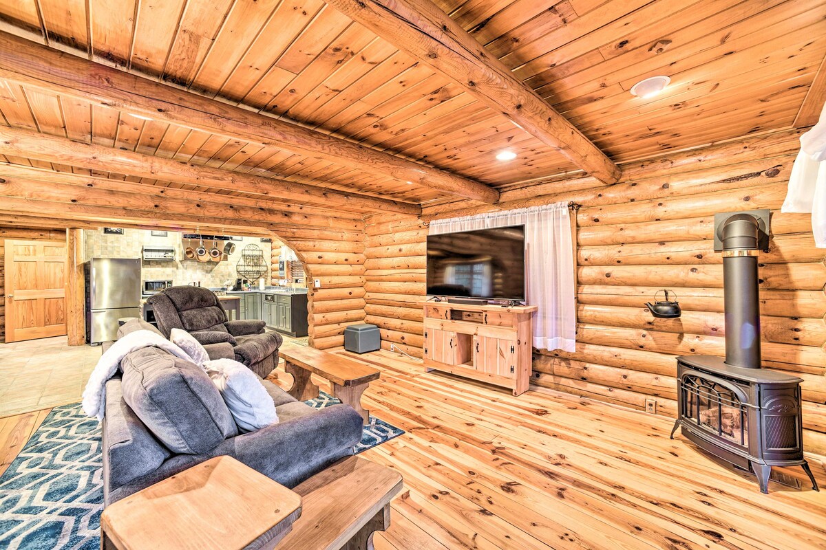 萨拉托加泉（ Saratoga Springs ）附近的宽敞小木屋，带甲板