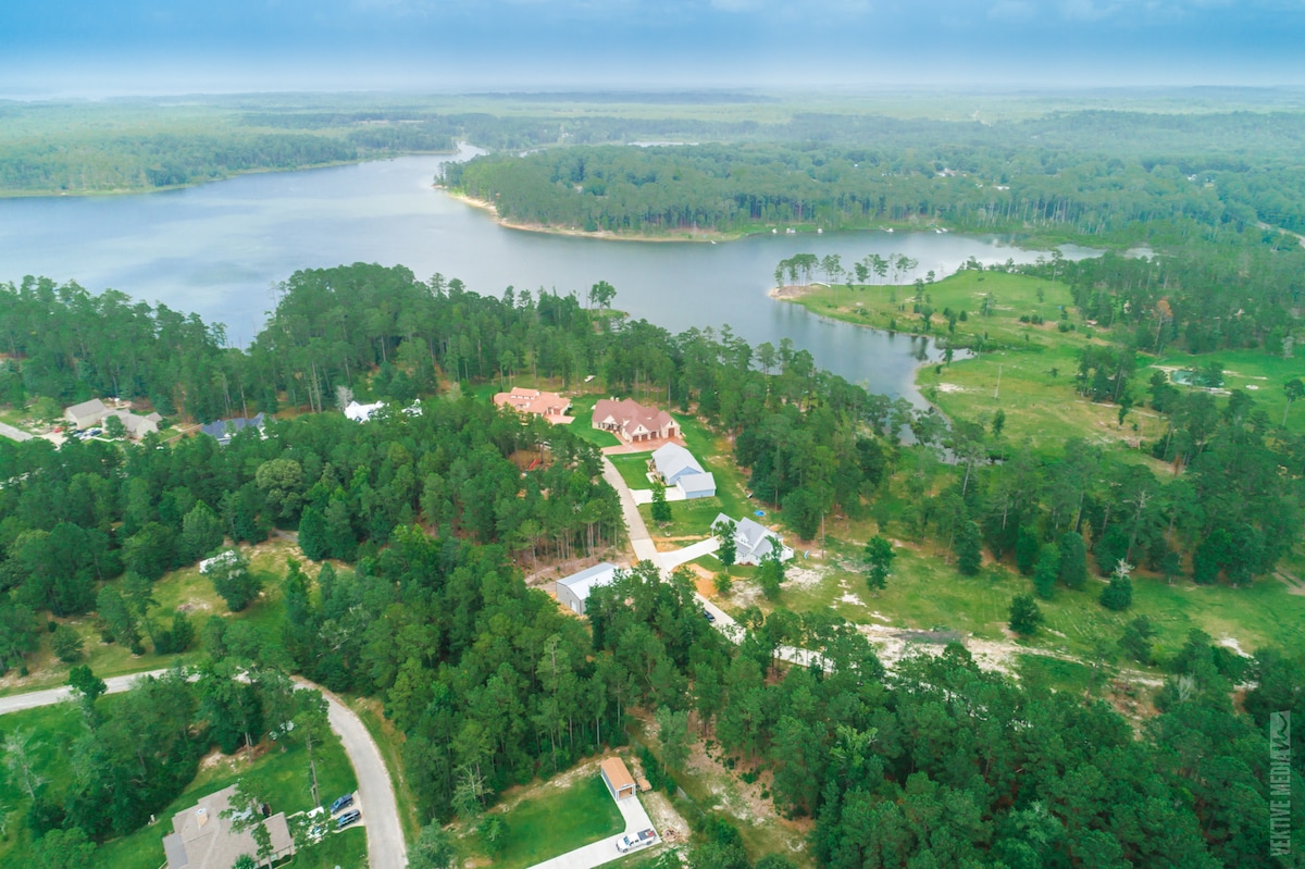 Cove 's Escape -山姆·雷本湖（ Lake Sam Rayburn ）海滨