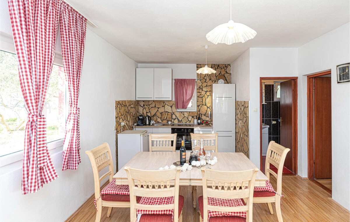 Beautiful home in Kastel Kambelovac with kitchen