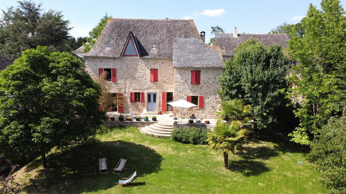 Maison Rouge Adossée à la colline et son Etang