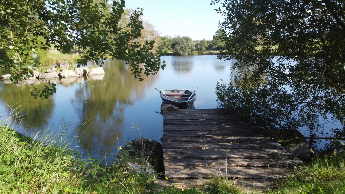 Maison Rouge Adossée à la colline et son Etang