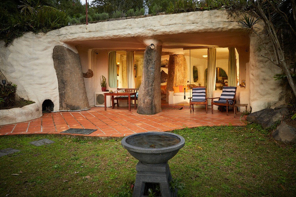 可观赏华宁山（ Mt Warning ）美景的石头木屋（ Stone Wood Hobbitt House ）