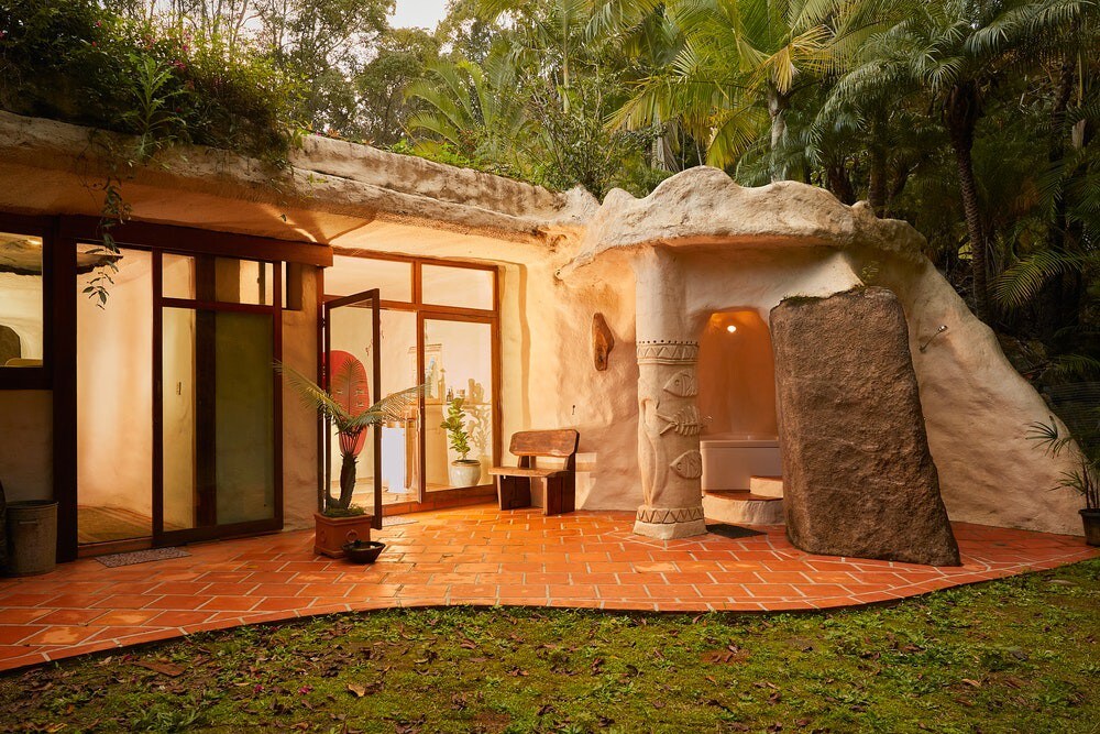 可观赏华宁山（ Mt Warning ）美景的石头木屋（ Stone Wood Hobbitt House ）