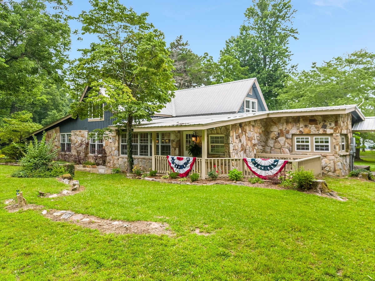 Historic Cragsmere Cabin with Bluff Views