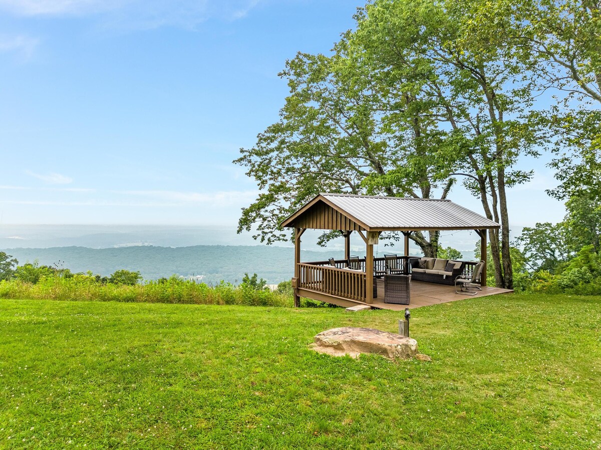 Historic Cragsmere Cabin with Bluff Views