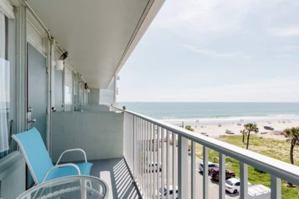 611 · 3 Beds Luxury Oceanfront Studio