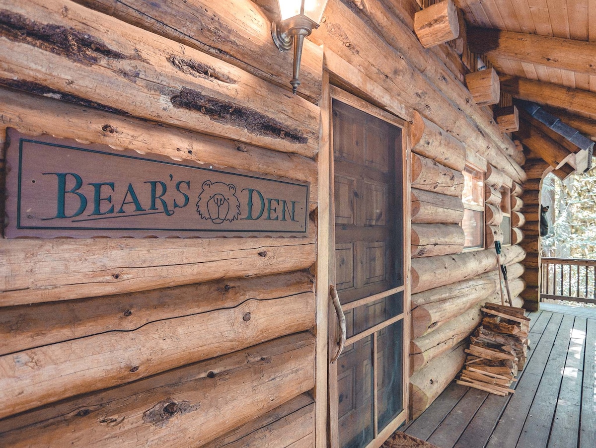 Bear Den Log Cabin -经典家庭山脉