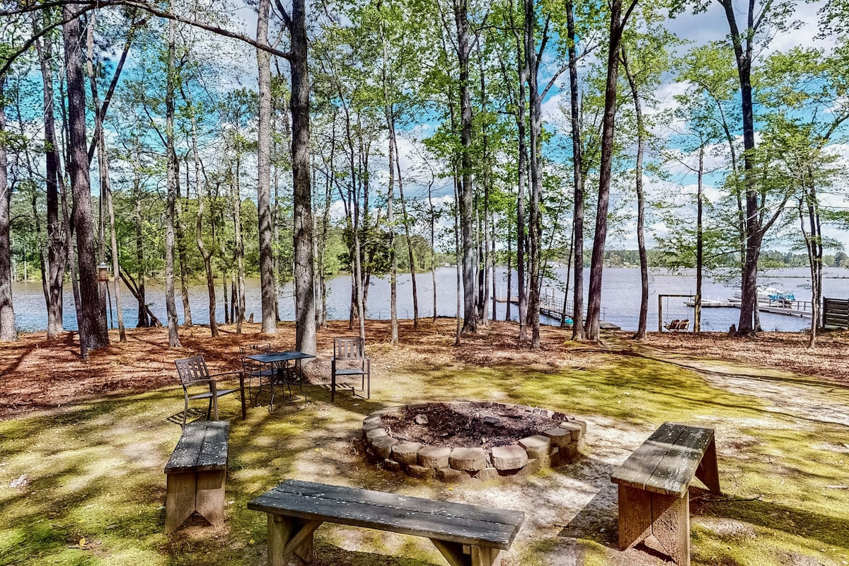 3BR Lakefront Lake Murray | Dock | Deck