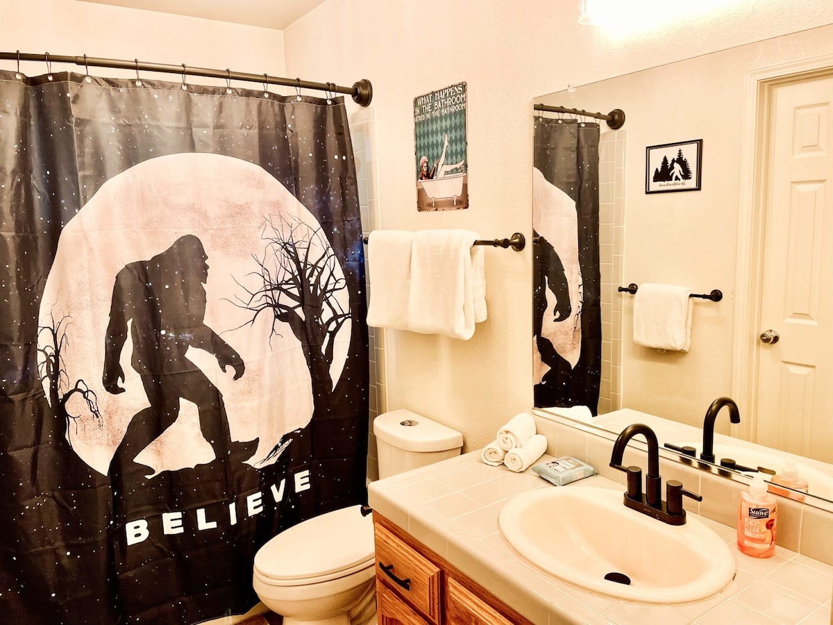 Dog Friendly/Bigfoot Suite/Hot Tub/Sleeps up to 4!