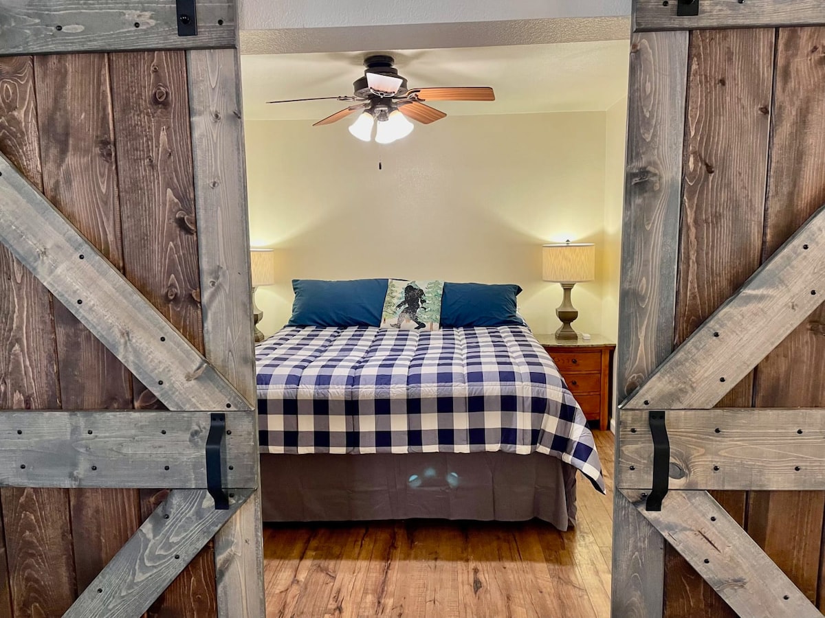 Dog Friendly/Bigfoot Suite/Hot Tub/Sleeps up to 4!