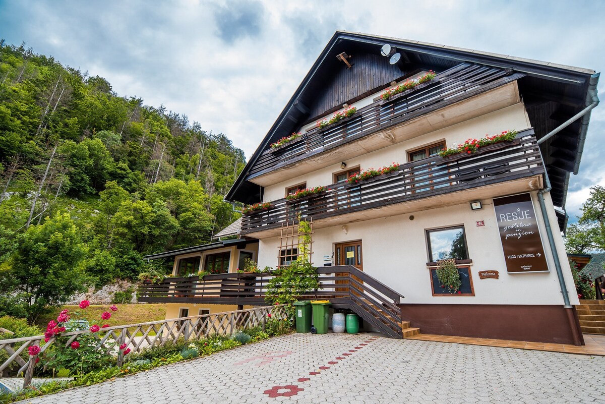 Comfort double room with balcony at Guesthouse Resje