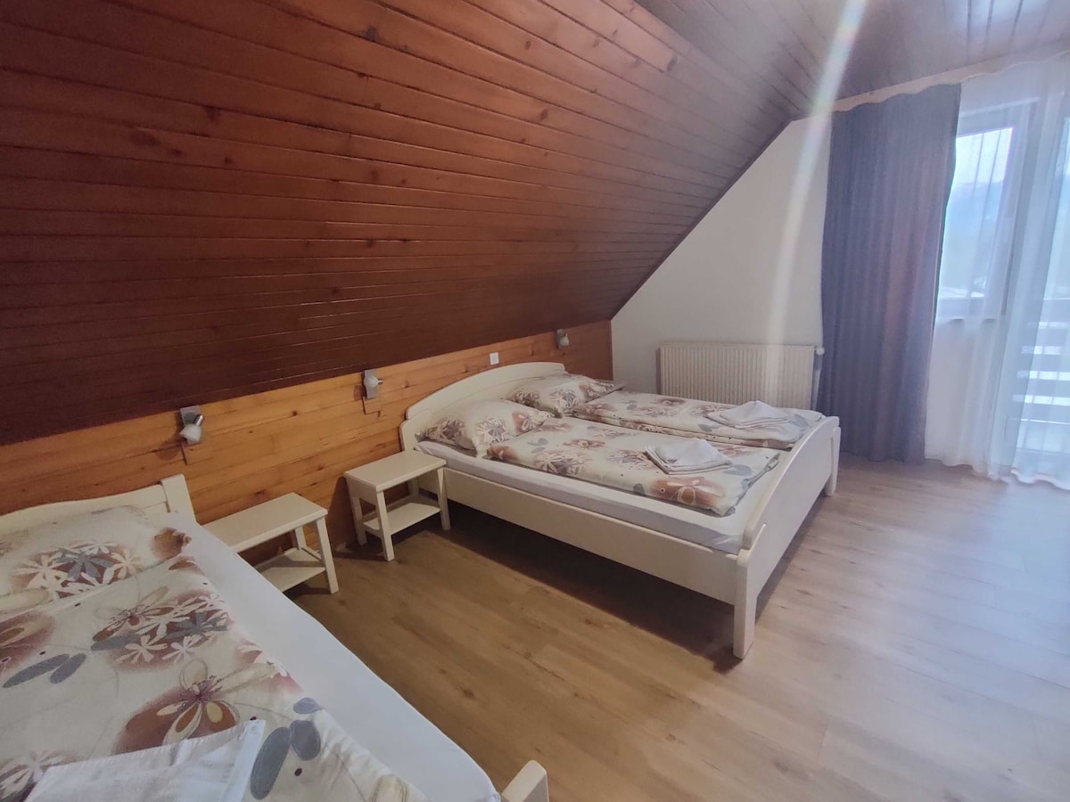 Triple room with balcony at Guesthouse Resje