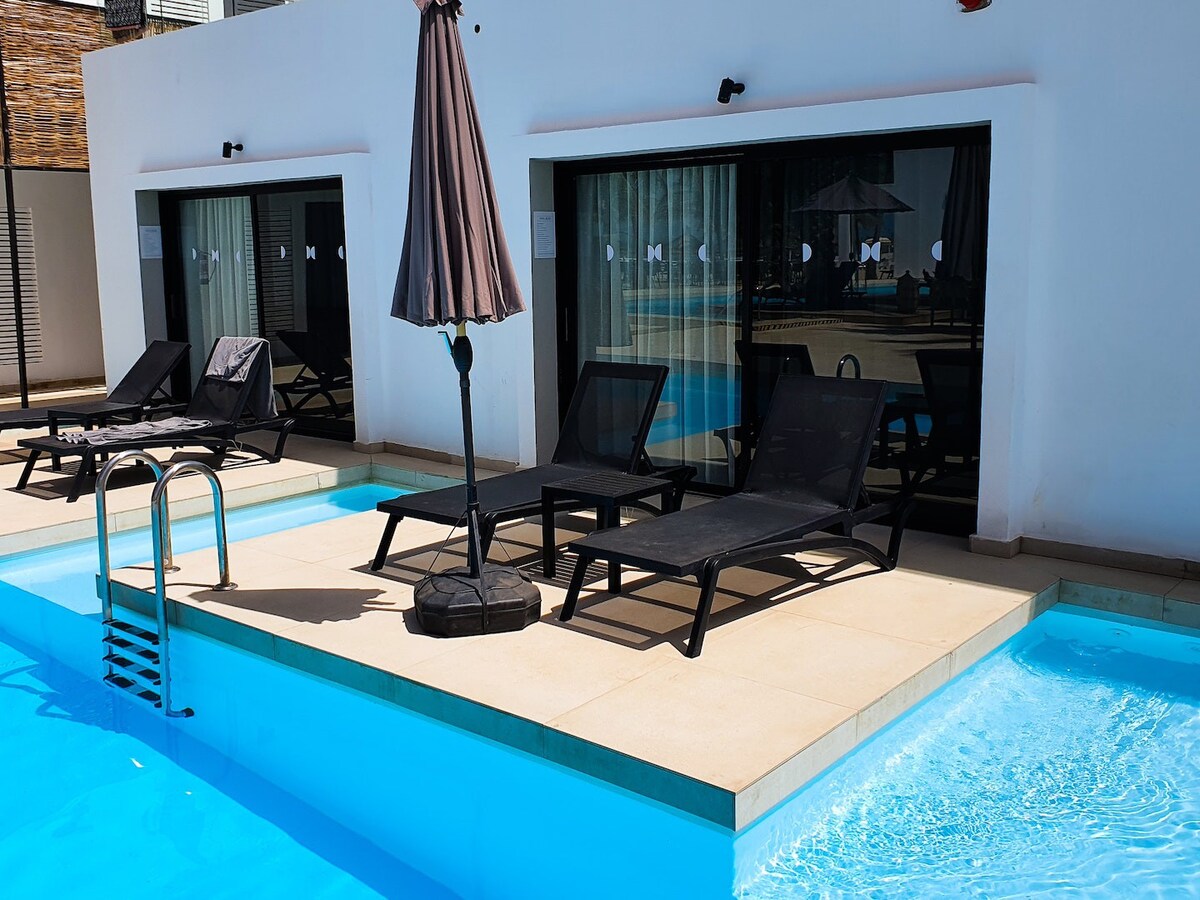 Kalimba Beach Resort - Premium Pool Swim-Up Room