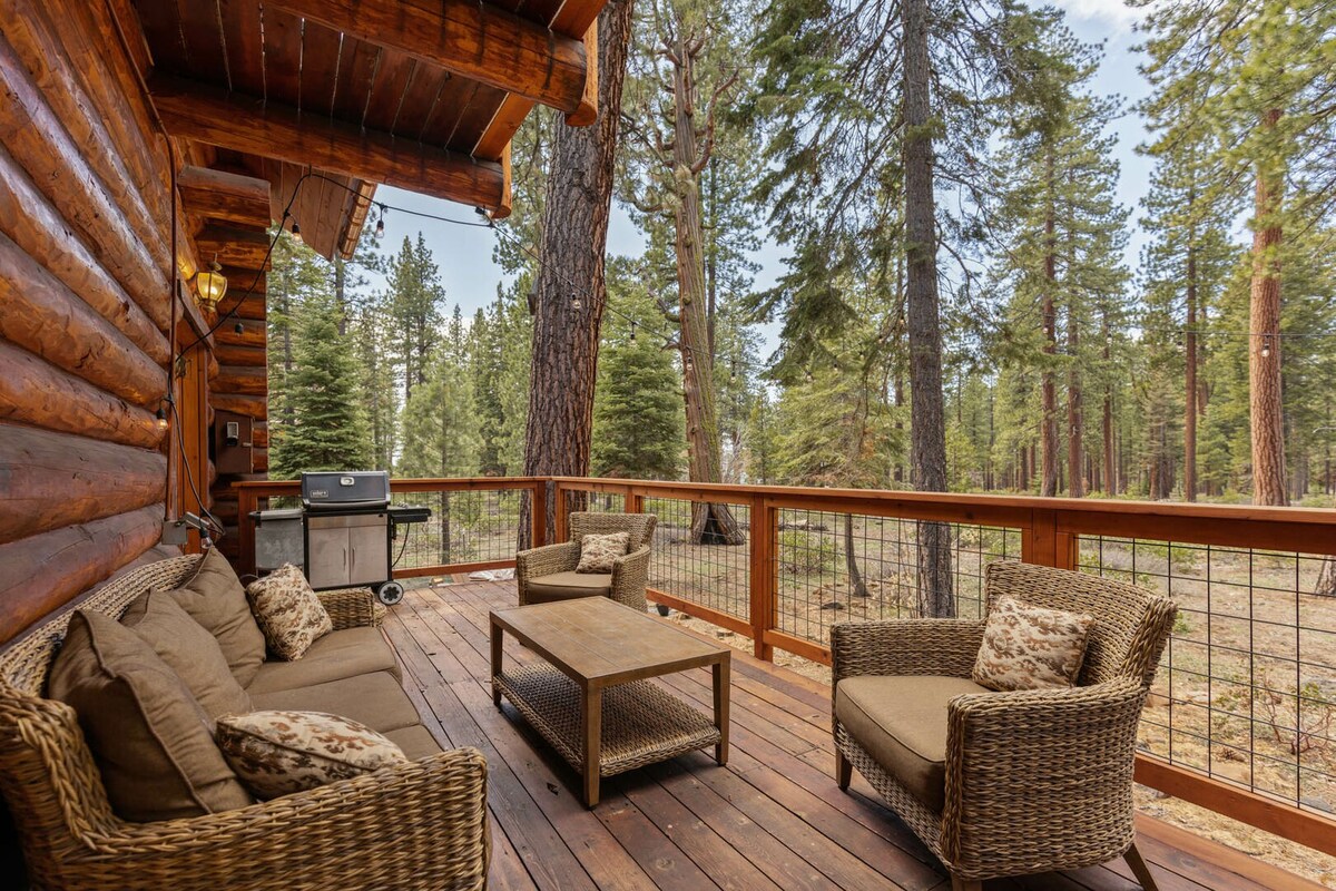 Tahoe Wanderer: Log Cabin, Hot Tub, Extra Loft!