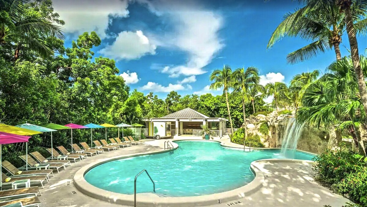 Your Relaxing Getaway Awaits! 4 Great Units, Pool
