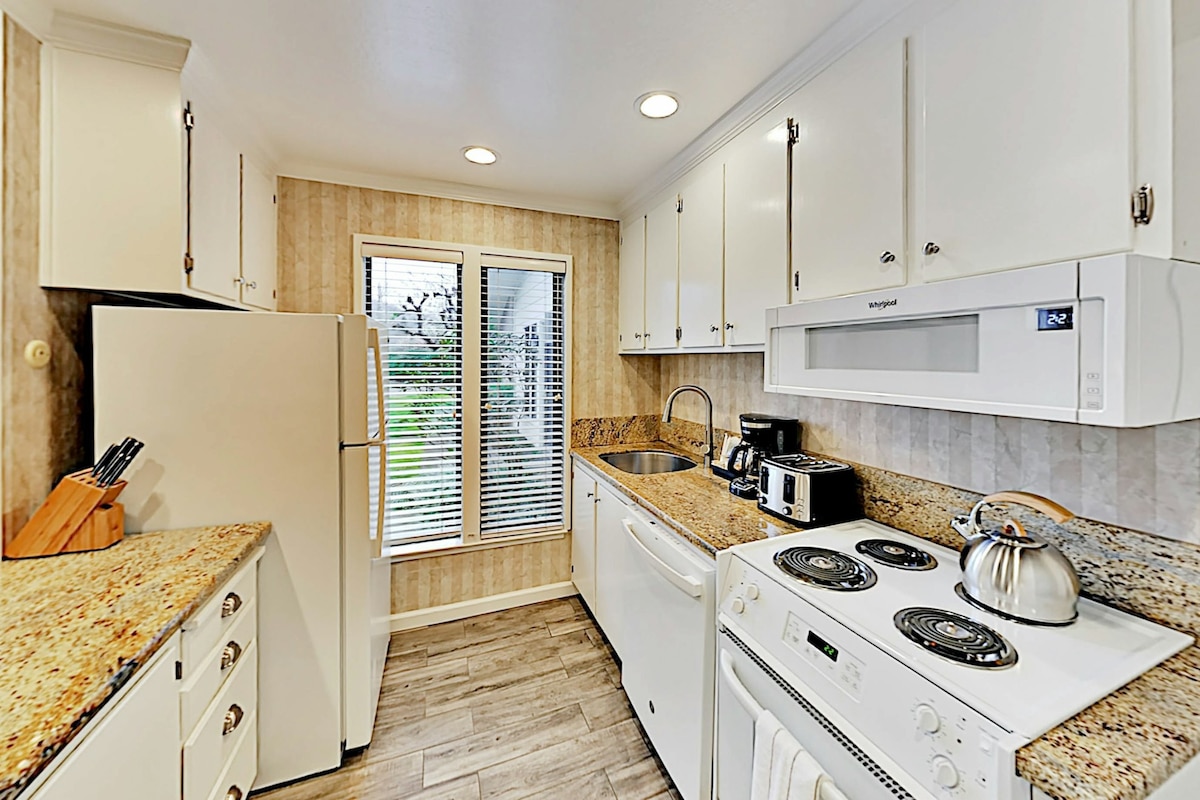 Golf View 1BR | Pool | 2 Patios | Onsite Dining