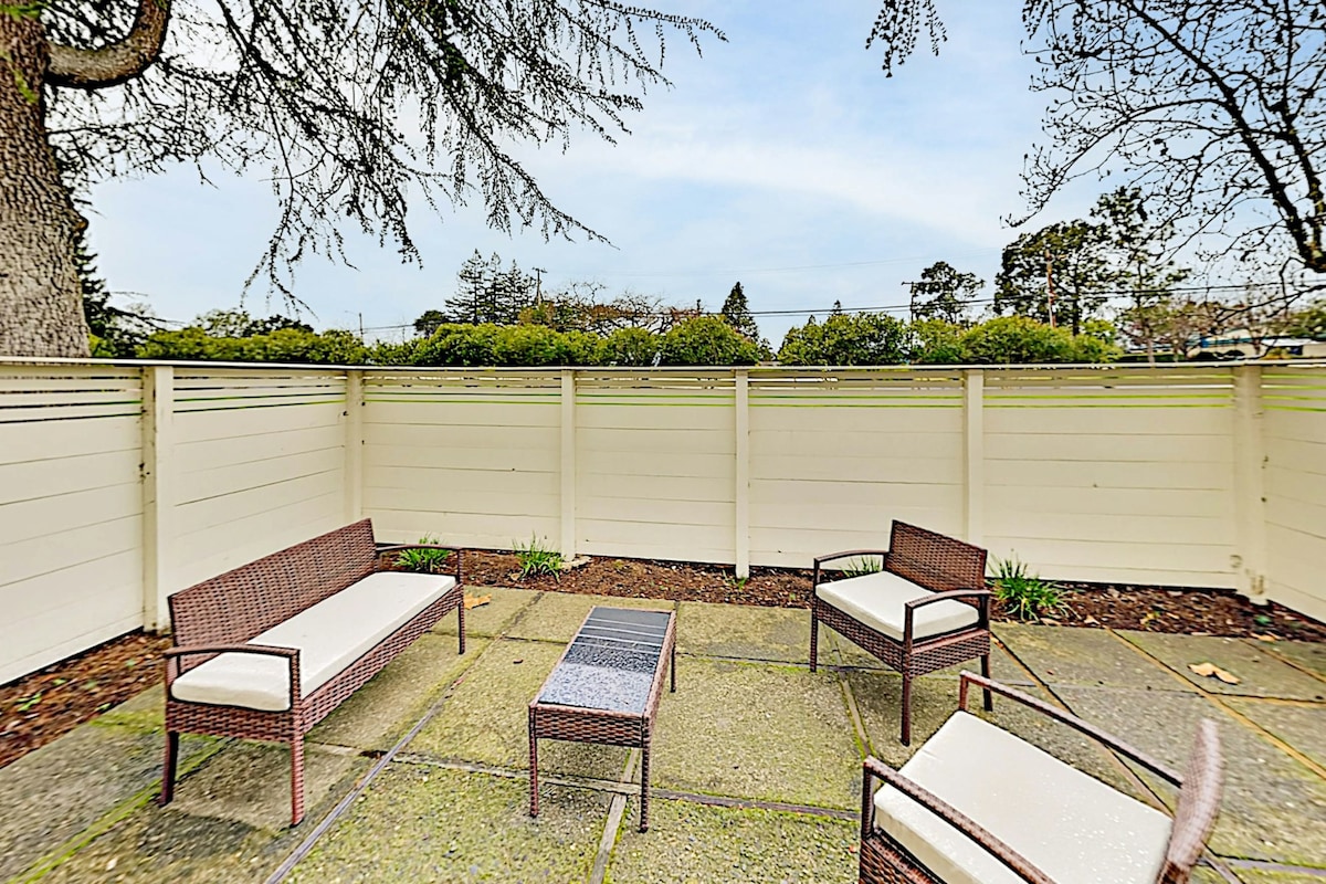 Golf View 1BR | Pool | 2 Patios | Onsite Dining
