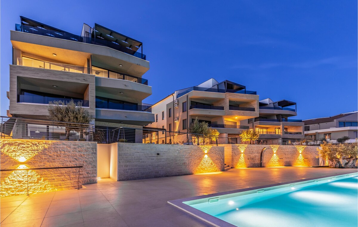 Cozy apartment with outdoor swimming pool