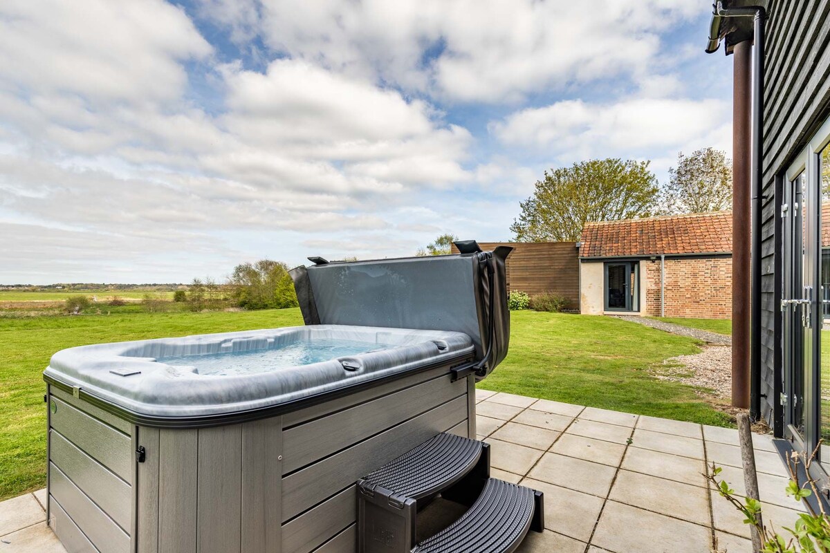 Willow Barn | Fabulous Retreat with Hot Tub!