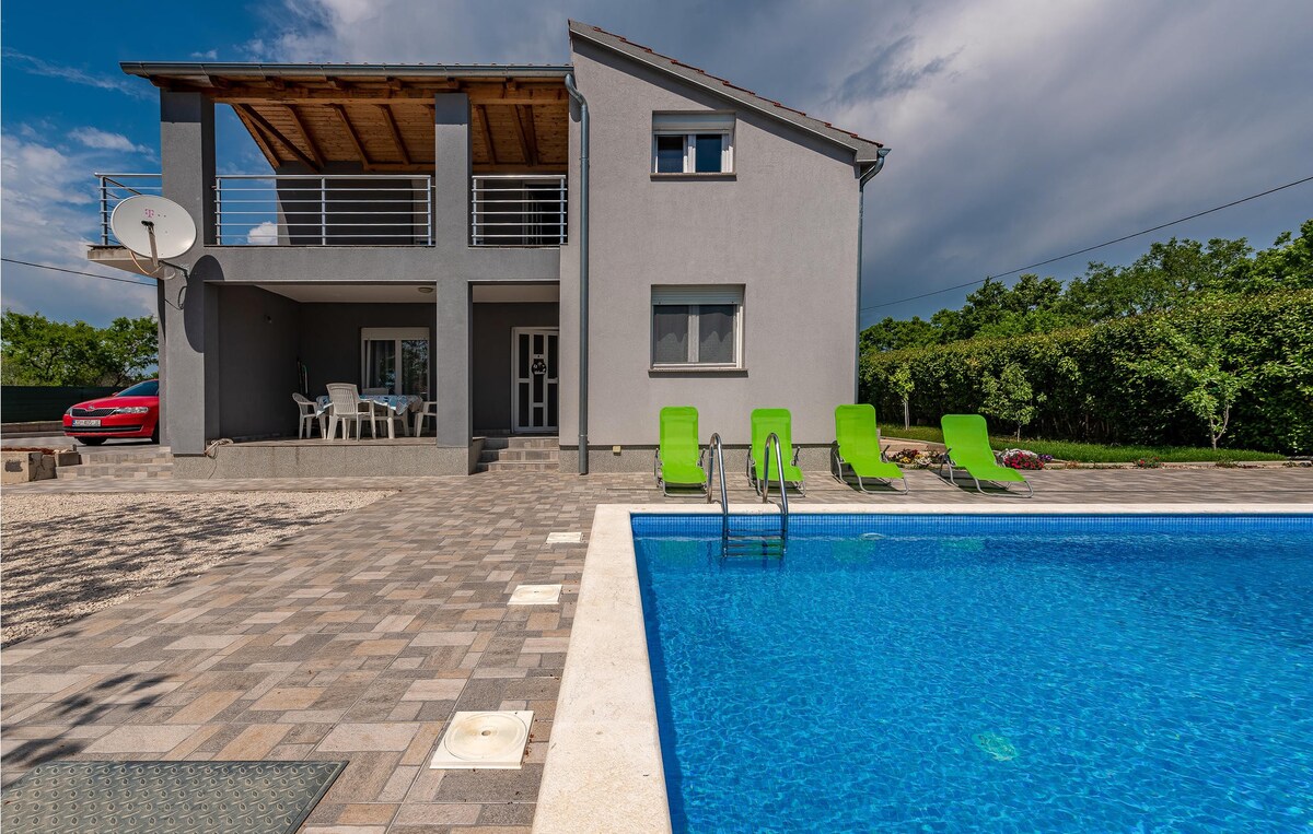 Pet friendly home with outdoor swimming pool