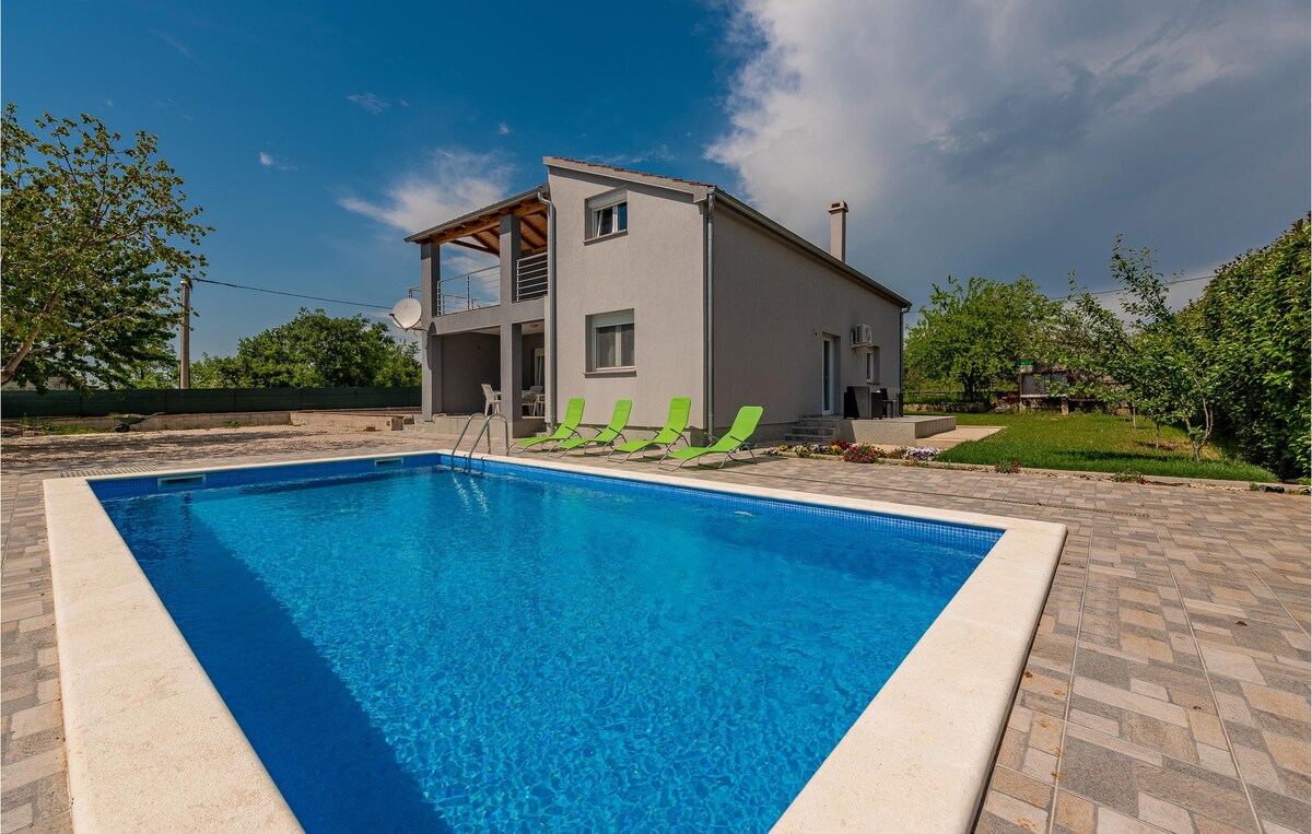 Pet friendly home with outdoor swimming pool