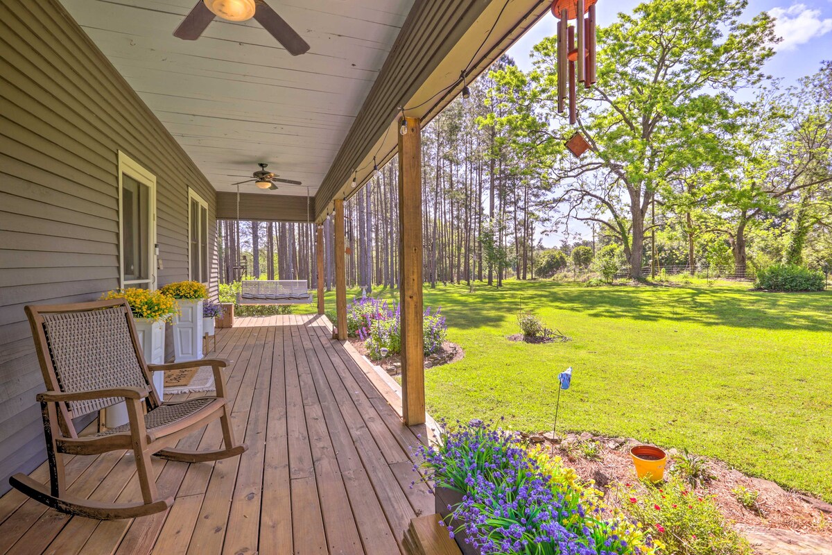 Peaceful Cairo Farmhouse w/ Barn & Fire Pit