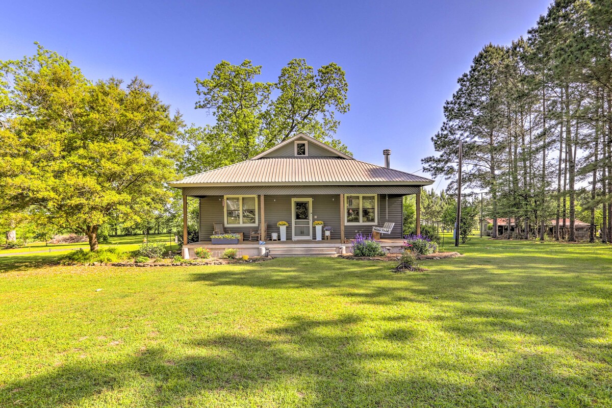 Peaceful Cairo Farmhouse w/ Barn & Fire Pit