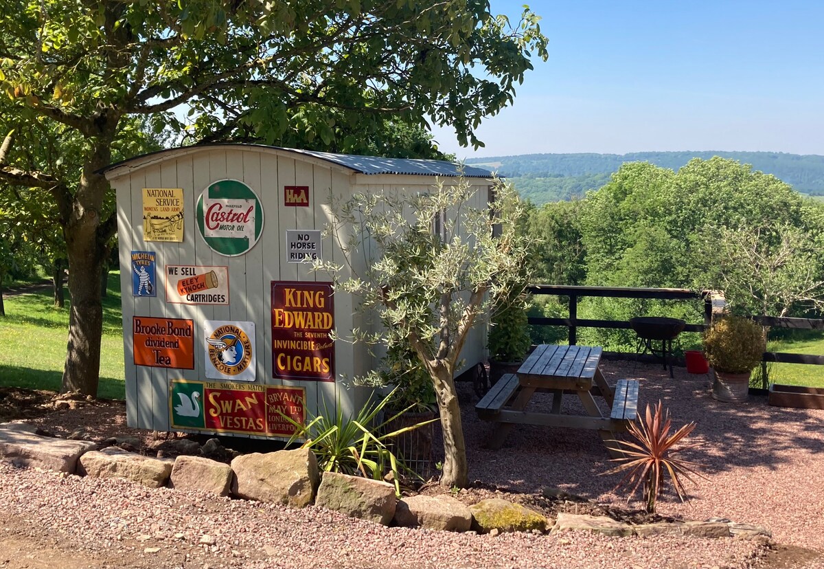 Outstandingly situated cosy Shepherds Hut