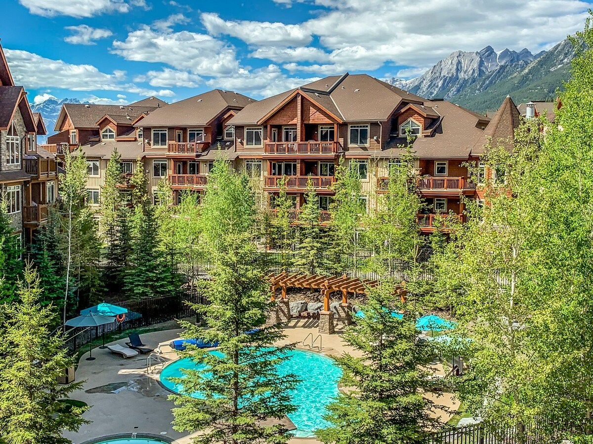 *New* Blissful Mountain Condo with VIEW/ POOL/ HOT