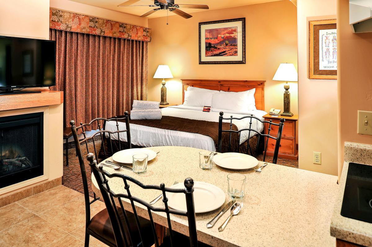 Friends and Family Getaway! Pool, Spa, Parking