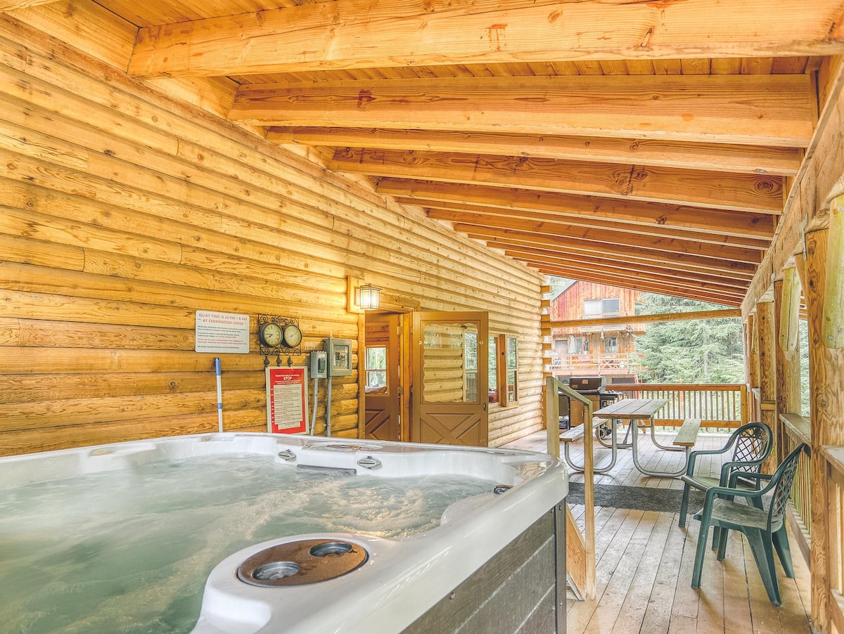 Cedarwood Lodge ，热水浴缸，壁炉，靠近
